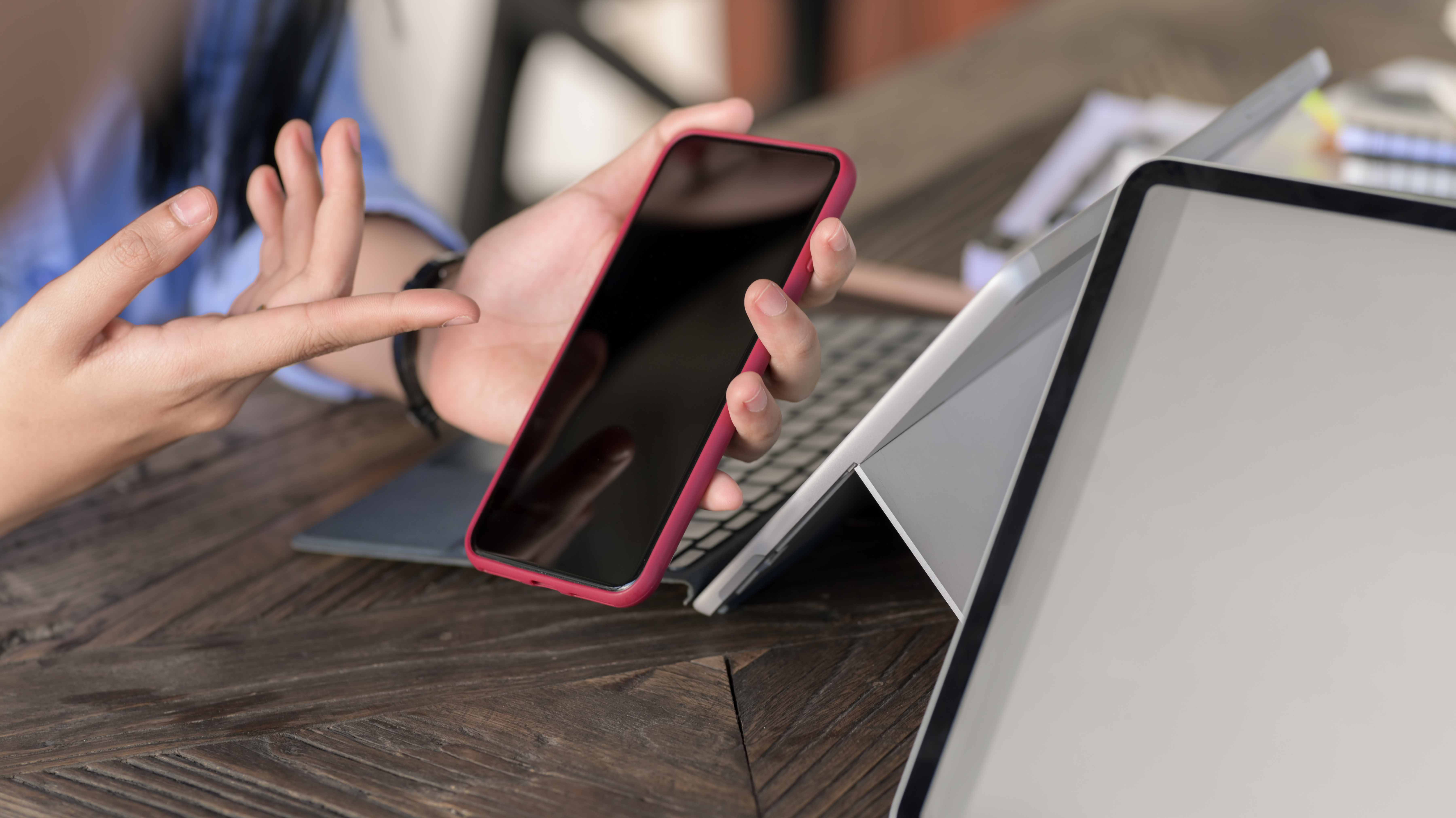 Сравнение способов удаления аккаунта с телефона и компьютера